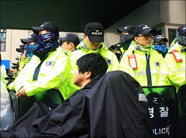대구시청 출입문을 봉쇄한 경찰들과 마주한 한 장애인(2017.3.31) / 사진.평화뉴스 김영화 기자