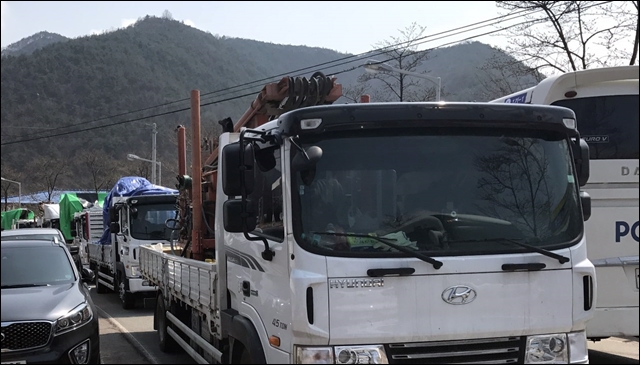 사드부지 지질조사 장비를 싣고 들어가려는 트럭들(2017.3.29) / 사진.평화뉴스 김지연 기자