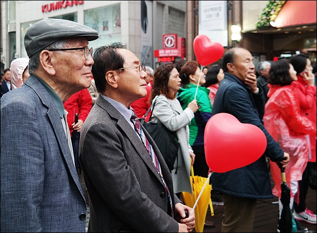 한국당을 상징하는 붉은 풍선을 들고 홍 후보를 지켜보는 지지자들(2017.4.17) / 사진.평화뉴스 김지연 기자