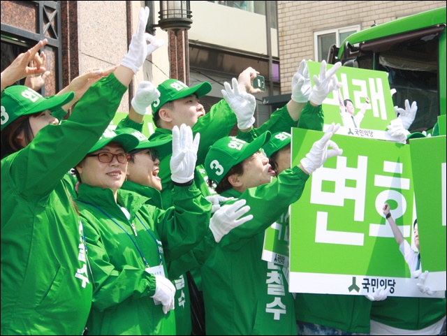 안 후보 지지를 호소하는 선거운동원들(2017.4.18) / 사진.평화뉴스 김영화 기자