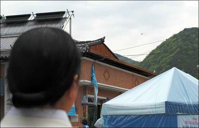 한 원불교 교무가 골프장으로 들어가는 헬기를 바라보고 있다(2017.4.25) / 사진.평화뉴스 김지연 기자