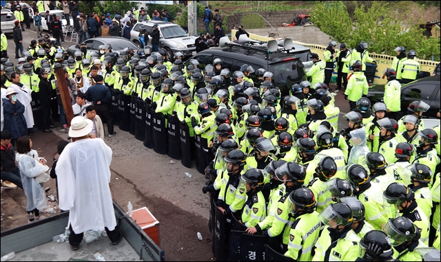 경찰들이 주민들을 회관 앞으로 고립시키고 있다(2017.4.26) / 사진.평화뉴스 김지연 기자