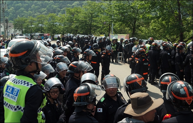 군 유조차량 반입을 위해 투입된 경찰 병력(2017.4.30) / 사진.평화뉴스 김지연 기자