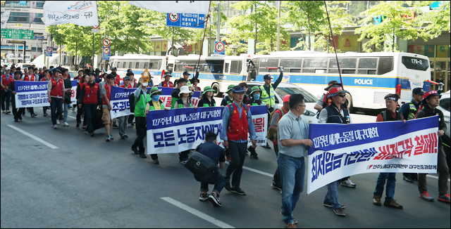 집회 후 국채보상로를 따라 행진하는 노동자들(2017.5.1) / 사진.평화뉴스 김지연 기자
