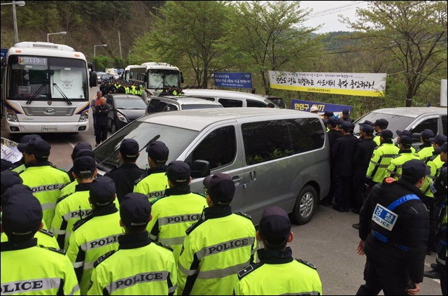 20일 경찰이 차량과 병력을 동원해 골프장으로 가는 도로를 막고 있다 / 사진제공.사드원천무효종합상황실