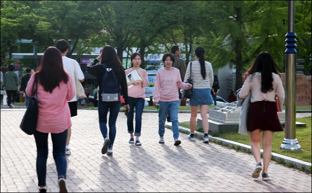 캠퍼스를 지나는 경북대 학생들(2017.5.2) / 사진.평화뉴스 김지연 기자