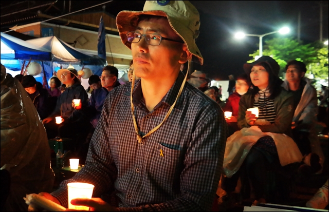 캠핑촌 참가자들의 촛불로 밝혀진 소성리의 4일째 밤(2017.5.4) / 사진.평화뉴스 김지연 기자