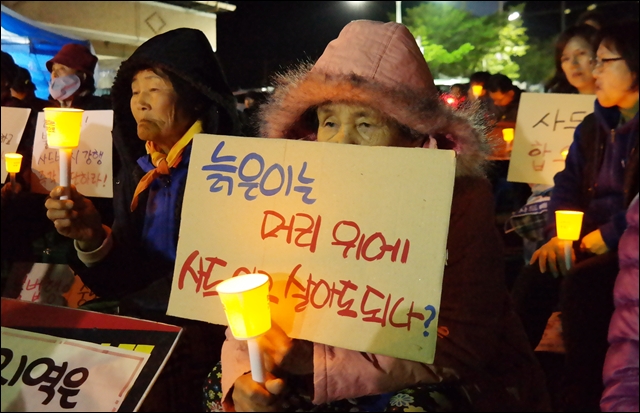 사드가 기습 반입된 날, 촛불을 든 소성리 주민(2017.4.26) / 사진.평화뉴스 김지연 기자