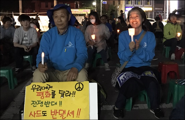300일 집회에서 촛불과 피켓을 든 성주 주민들(2017.5.8) / 사진.평화뉴스 김지연 기자