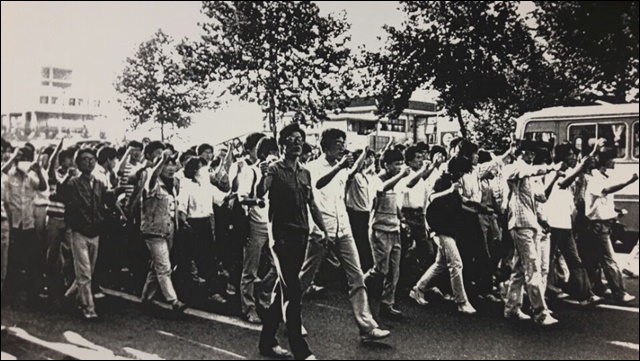 30년 전 대구 시가지서 집회를 하는 시민들의 모습 / 자료 제공.6.10민주항쟁30주년대경위