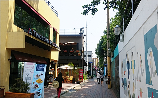 방천시장(김광석길)에 들어선 프랜차이즈 카페(2016.6.17) / 사진.평화뉴스 김지연 기자