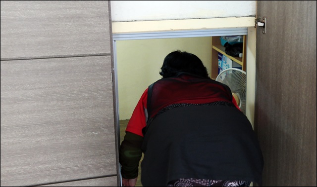 휴식을 취하러 들어가는 청소노동자(2017.6.20) / 사진. 평화뉴스 김지연 기자