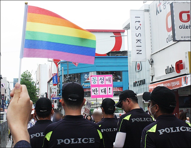 '동성애 반대' 피켓에 맞서 무지개 깃발을 든 한 시민(2017.6.24) / 사진.평화뉴스 김영화 기자