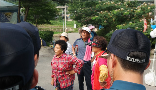 경찰의 병력 배치에 항의하는 주민들(2017.7.12.소성리 마을회관 앞) / 사진. 평화뉴스 김지연 기자