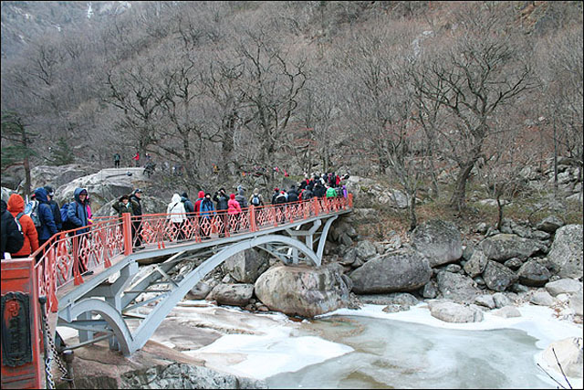 금강산 양지다리를 건너는 남측 관광객들(2009) / 사진. 김두현