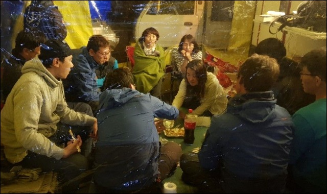 사드장비 반입 후 소성리회관 앞에서 텐트를 치고 마을을 지키는 동남청년단 / 사진 제공. 김상화씨