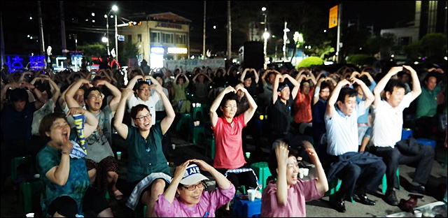 머리 위로 하트를 그리며 서로 격려하는 주민들(2017.7.13) / 사진. 평화뉴스 김지연 기자