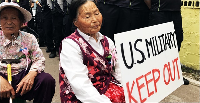소성리 주민인 한 할머니가 마을회관 앞에서 경찰과 대치 중이다(2017.5.8) / 사진.평화뉴스 김지연 기자