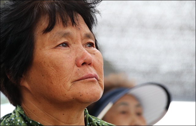 주민 박규란(67)씨가 사드 기습반입 당시를 떠올리며 눈물 짓고 있다(2017.7.30.소성리마을회관 앞) / 사진. 평화뉴스 김지연 기자