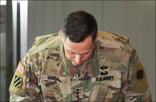 12일 성주 사드기지 내에서 토마스 밴달(Thomas Vandal) 미 육군 8군 사령관이 사과하고 있다 / 사진 제공. 국방부