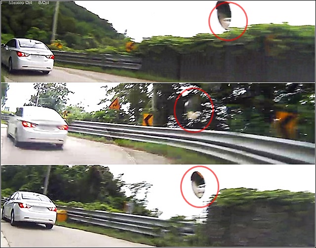 황교안 전 총리 차량이 성산포대로 올라가는 모습이 찍힌 경찰 차량 블랙박스 영상. 우측 앞 범퍼가 비친 모습이 흐리거나 끊긴 빨간 동그라미 부분(2016.7.15) / 자료 출처.공판 제출 영상