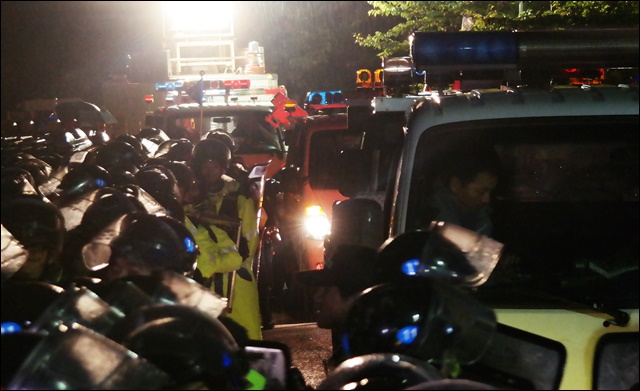 자정이 되자 마을회관 도로로 들어오는 경찰 차량과 병력(2017.9.7) / 사진.평화뉴스 김지연 기자