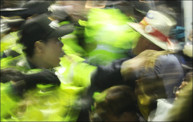 경찰 진압으로 밀려나는 주민들과 연대자들(2017.9.7) / 사진.평화뉴스 김지연 기자