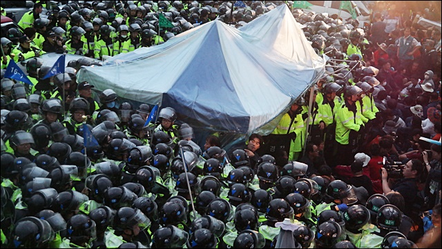 경찰이 마을회관 앞 도로에 있는 천막을 뜯어냈다(2017.9.7) / 사진.평화뉴스 김지연 기자