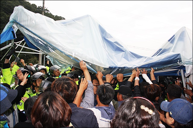 천막을 지키는 주민들과 제거하는 경찰의 몸싸움(2017.9.7) / 사진.평화뉴스 김영화 기자