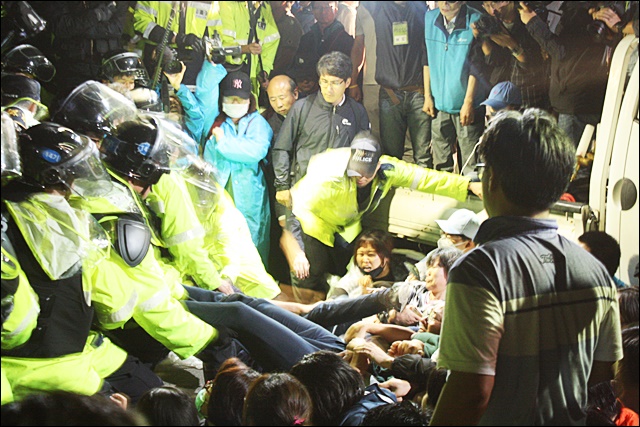 새벽 5시 30분쯤 경찰에 끌려나오는 한 주민(2017.9.7) / 사진.평화뉴스 김영화 기자