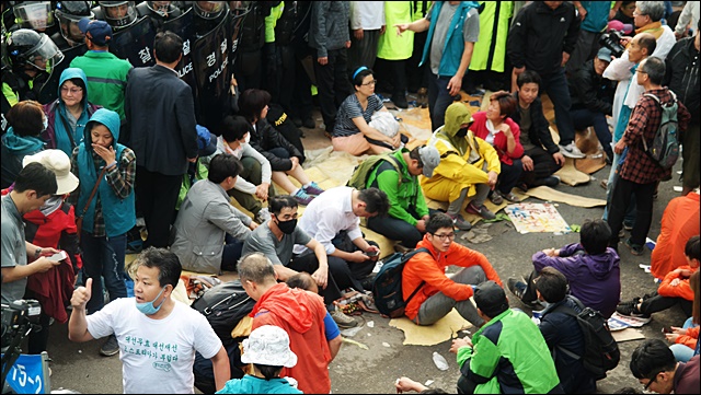 허탈해 자리에 주저앉은 주민들과 연대자들(2017.9.7) / 사진.평화뉴스 김지연 기자