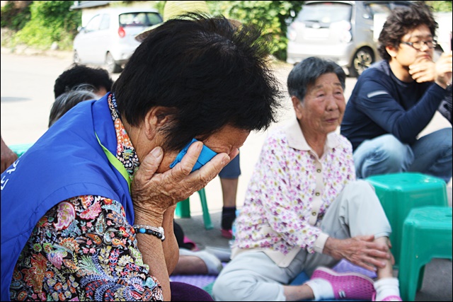 김제동씨의 발언을 듣가 눈물을 흘리는 할머니들(2017.9.8) / 사진.평화뉴스 김영화 기자