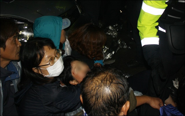대치 과정에서 경찰 방패에 이마를 찢긴 주민(2017.9.7.소성리마을회관 앞) / 사진.평화뉴스 김영화 기자