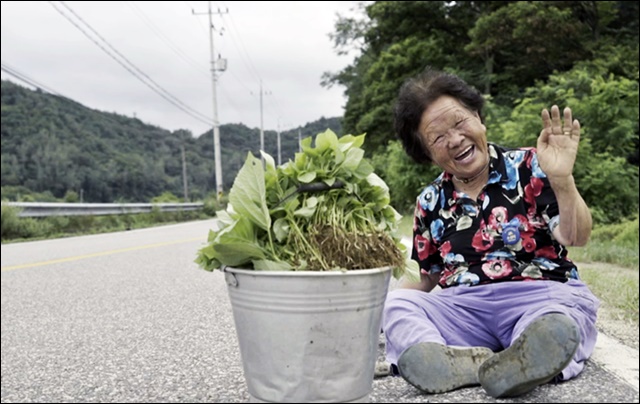 소성리 도금연(81) 할머니가 카메라를 향해 웃고 있다 / 사진. 영화 <소성리> 스틸컷
