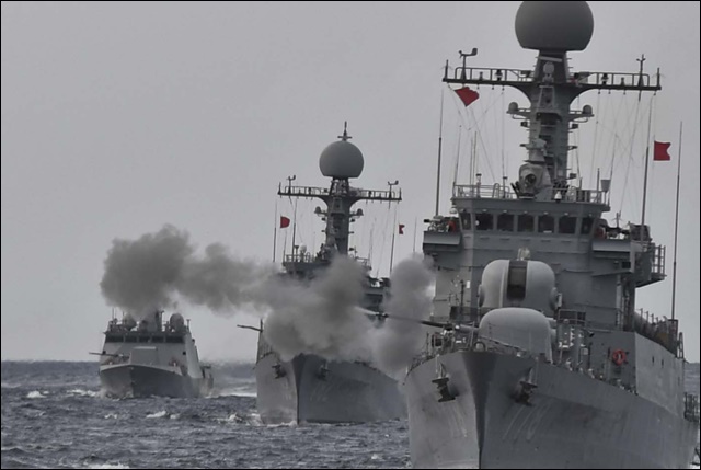 동해에서 사격 훈련을 하는 해군의 함대 / 사진 제공. 국방부