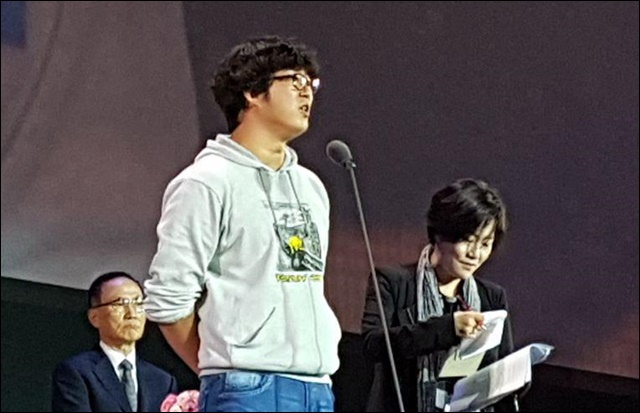 지난 21일 영화 <소성리>로 부국제 '비프메세나상'을 수상하는 박배일 감독 / 사진 제공. 소성리 종합상황실
