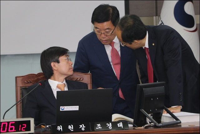 보이콧 뉴스에 대해 논의 중인 조경태 위원장과 한국당 의원들(2017.10.26) / 사진.평화뉴스 김영화 기자