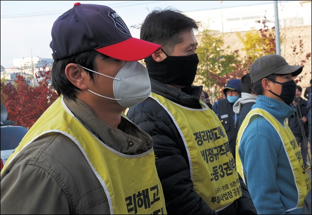 정문 앞에서 가로막힌 해고자들 출근길(2017.11.6.)/ 사진. 평화뉴스 김지연 기자