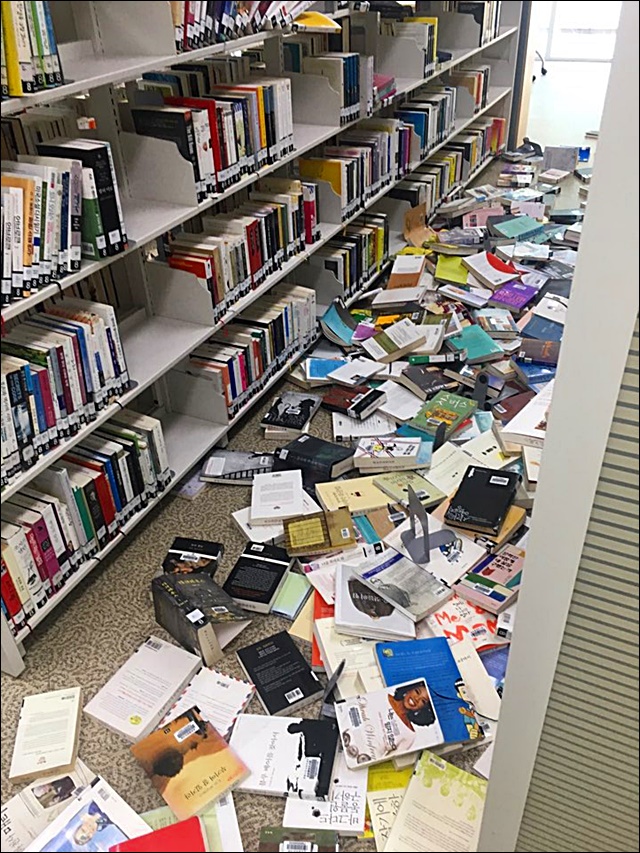 지진으로 포항도서관 책 수 백여권이 바닥에 떨어졌다 / 사진 제공.포항 시민 안나영씨
