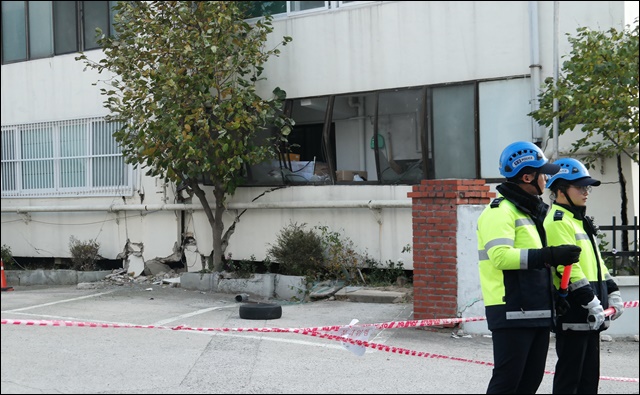 건물 붕괴 위험으로 대성아파트 앞을 통제하는 경찰들(2017.11.20.포항시 흥해읍) / 사진. 평화뉴스 김지연 기자