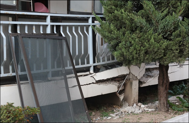 포항 지진으로 무너지고 부서진 대성아파트 베란다(2017.11.20.포항시 흥해읍) / 사진. 평화뉴스 김지연 기자