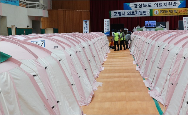 지진 피해 이재민들이 거주하는 텐트가 늘어서 있다(2017.11.22.흥해실내체육관) / 사진. 평화뉴스 김지연 기자