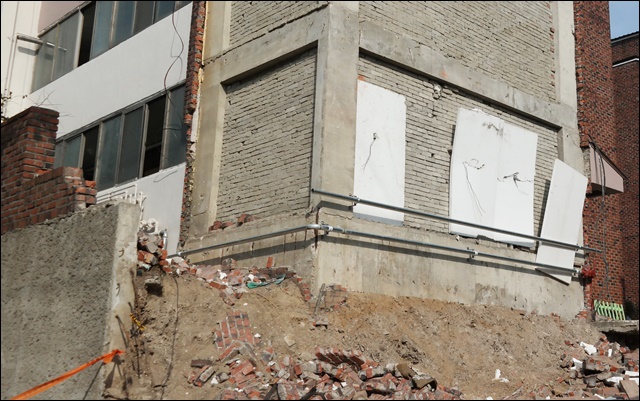 건물과 담벼락 대부분이 무너진 대동빌라(2017.11.22.포항시 환호동) / 사진. 평화뉴스 김지연 기자