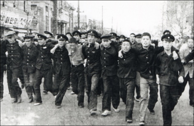 이승만 독재정권에 맞선 1960년 대구 고등학생들 / 사진 출처.2·28민주운동기념사업회