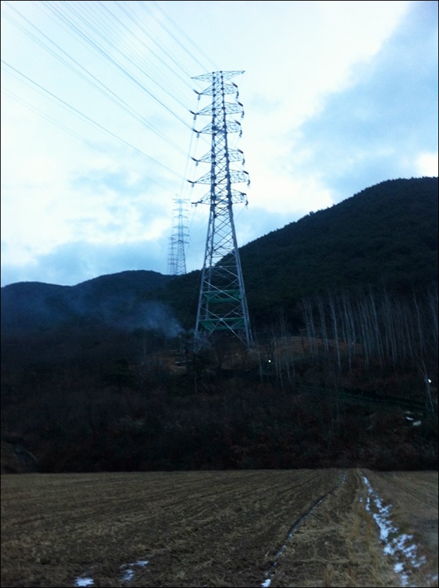 마을에 들어선 345kV 송전탑. 주민들은 초고압전선 소음.전자파에 고통 받고 있다. ⓒ 정수근