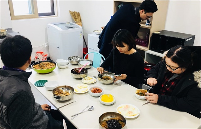 송씨가 만든 음식을 함께 먹고 있는 행복나눔의집 직원들 / 사진 제공. 행복나눔의 집