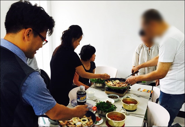 행복나눔의 집 직원들과 함께 요리하는 송씨 / 사진 제공. 행복나눔의 집