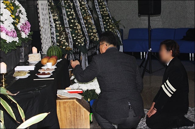 노제에서 아버지 영정 앞에 앉은 고인의 아들(2017.12.29) / 사진.평화뉴스 김영화 기자