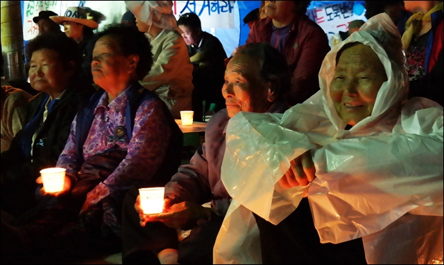 '사드 반대' 촛불을 든 소성리 주민들(2017.5.4) / 사진.평화뉴스 김지연 기자