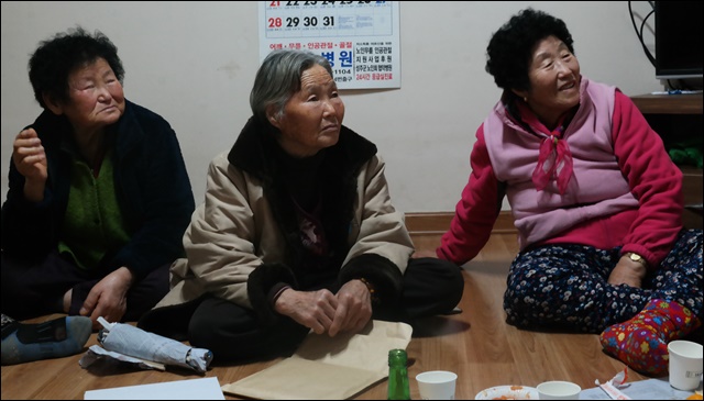 소주 한 잔 기울이며 이야기 나누는 소성리 할머니들(2017.12.30)